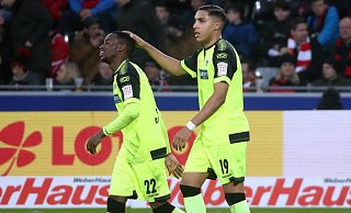 Christopher Antwi-Adjei (l.) und Abdelhamid Sabiri, die hier das 1:0 bejubeln, schossen den SC Paderborn in Freiburg zum Sieg. - imago images
