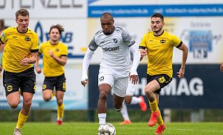 Michael Seaton am Ball, drei Spieler des Gegners jagen hinterher. Das Bild steht symptomatisch für den guten Lauf der Rödinghauser und dessen Torjäger. - Joel Beinke