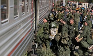 Russische Rekruten steigen auf einem Bahnhof in der russischen Region Wolgograd in einen Zug (Archivbild). - Uncredited/AP/dpa
