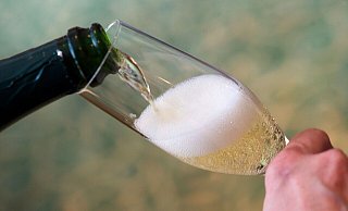 Sekt wird in der Weihnachtszeit und zu Silvester besonders gerne getrunken. (Illustrationsfoto) - Peter Endig/zb/dpa