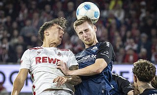 Auch Kölns Julian Pauli (l.), hier im Duell mit Tjark Scheller, wird das Spiel beim SC Paderborn verpassen. - imago images/Axel Kohring