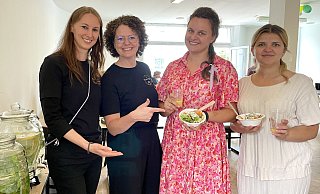Viktoria Klütz (v. l.) und Erna Triantafillou vom Bistro Vitalis im Atrium in Espelkamp begrüßen ihre Gäste am Tag der offenen Tür, Julia Buha und Nataliia Rymarchuk. - Heike von Schulz
