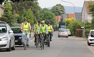 Die Hochstraße ist nach Ansicht des Fördervereins Radverkehr eine sichere Alternative für Radfahrer zur Weihestraße. Auf dem Foto radeln Ernst Beimel (v.l.), Georg Hofemann, Klaus Schroeder und Kurt Begemann. - Ulf Hanke