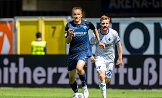 Der Paderborns Bilbija (l) gewinnt den Zweikampf gegen Darmstadts Will. - David Inderlied/dpa