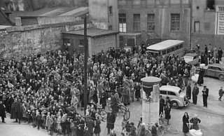 Das Bild aus dem Paderborner Stadt- und Kreisarchiv zeigt eine Menschenmenge vor der brennenden Synagoge am 10. November 1938. - Stadt- und Kreisarchiv Paderborn
