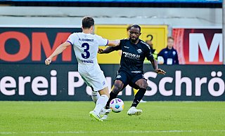 SCP-Neuzugang David Kinsombi (r.) machte auf der Sechs die Mitte dicht, lieferte aber so gut wie gar keine Offensivimpulse. - Besim Mazhiqi