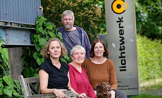 Psychotherapie trifft Film: Claudia Melcher (Psychologische Psychotherapeutin), Elisabeth Kamender, Gründerin der Filmreihe, Matthias Goßmann vom Lichtwerkkino und Psychotherapeutin Silke Andermann (von links) mit Melchers Hund Jaro. - Andreas Zobe