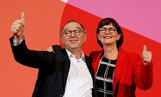 Norbert Walter-Borjans und Saskia Esken nach ihrem Erfolg bei der Stichwahl zur SPD-Führung. - Fabrizio Bensch
