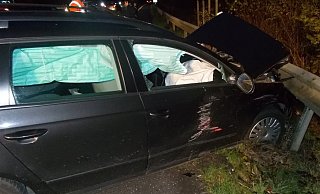 Der Passat schleuderte genauso wie der Fiat an die Leitplanke. - Polizei Minden-Lübbecke