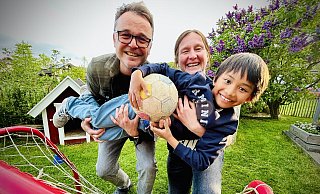 Joshua (10) jubelt gemeinsam mit seinen Eltern Tanja Beckmann und Robert Raaf über die Nachricht, dass er beim DFB-Pokalfinale in Berlin mit einem Profi von DCS Arminia Bielefeld ins Olympiastadion einlaufen darf. - Nicole Donath