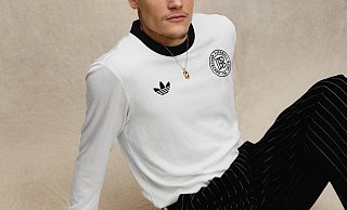 Florian Wirtz posiert mit dem DFB-Retro-Trikot. - Adidas/DFB/dpa