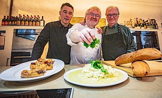 Sternekoch Bernhard Büdel aus Gütersloh lässt Petersilie regnen aufs Stockfischpüree (M.), Marco Pulli (l.) und Hans-Achim von Stockhausen assistieren. - Mike-Dennis Mller / www.mdm.photo