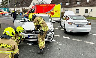 Beim Zusammenstoß von zwei Personenwagen im Einmündungsbereich der Hedwigstraße in die Giselastraße wurden zwei Menschen verletzt. - Ralph Meyer