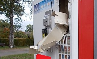 Diebe brachen zunächst den Automaten gewaltsam auf, um dann das Bargeld sowie Zigaretten zu entwenden. - Polizei Minden-Lübbecke