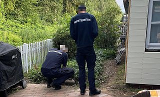 Zwei Mitarbeiter vom Kampfmittelräumdienst Westfalen-Lippe begutachten das in der Erde steckende Metallobjekt auf dem Gelände des alten Bahnhofs in Bieren. - Privat