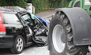 Totalschaden: Der riesige Reifen des Traktors führte vor einigen Wochen zu schweren Verletzungen eines Sechsjährigen. - Andreas Eickhoff