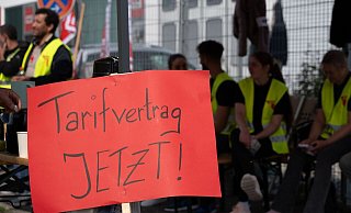 Demonstration für einen Tarifvertrag, hier bei einem Dönerspieß-Hersteller (Archivbild). - Markus Lenhardt/dpa