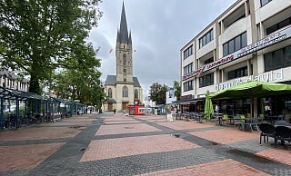 Der Platz vor der Herz-Jesu-Kirche am Westerntor ist seit Jahren ein Treffpunkt für Szenemitglieder. - Mareike Gröneweg
