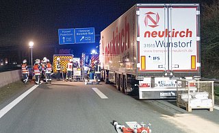 Die Autobahn musste gegen 6 Uhr gesperrt werden. Der Lkw wird abgeschleppt. - Christian Mathiesen