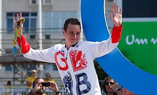 Einer seiner größten Triumphe: Alistair Brownlee nach dem Olympiasieg in Rio 2016. - picture alliance / dpa