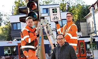 Christopher Bilan (links) und Jan Mellies vom städtischen Umweltbetrieb montieren das neue Grünpfeil-Schild. - Barbara Franke