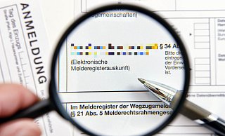 Im Melderegister werden Name, Anschrift und Titel der Bürger festgehalten. - picture alliance / Bildagentur-online/Ohde