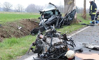 Der Wagen wurde bei dem Unfall total zerstört. Im Vordergrund liegt der Motorblock auf der Fahrbahn, der durch die Wucht des Aufpralls herausgerissen wurde. - Ekkehard Wind