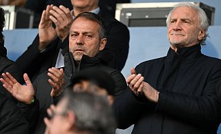 Wollen die A-Nationalmannschaft mit der U23 enger verzahnen: Bundestrainer Hansi Flick (l) und DFB-Sportdirektor Rudi Völler. - Arne Dedert/dpa