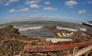 Nach der Zerstörung des Kachowka-Staudamms haben Trümmer die Strände des Schwarzen Meeres bei Odessa erreicht. - Andrey Nekrasov/ZUMA Press Wire/dpa