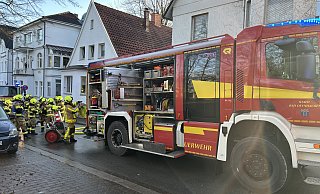 Zur Außenbrandbekämpfung setzt Einsatzleiter Olaf Brandt zwei Trupps mit einem Strahlrohr und einer Steckleiter, sowie einer Wärmebildkamera ein. - Feuerwehr Bad Oeynhausen