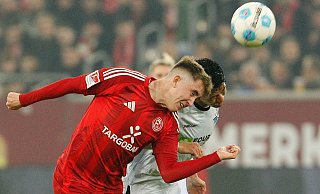 Umkämpftes Top-Spiel in Düsseldorf. - Roland Weihrauch/dpa