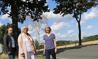 Ortstermin: An vielen Stellen im Mühlenkreis finden Olaf Halbe (v.l.), Beatrix Aden und Dr. Beatrix Wallberg - wie hier an der Vehlager Straße in Espelkamp-Fiestel - Beispiele dafür, wie Straßenbäume unterschiedlich mit der Trockenheit zurechtkommen. Während die Eichen kaum Probleme haben, ist die Birke im Hintergrund abgestorben. - Sonja Rohlfing