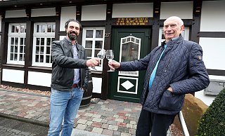 Der neue Pächter Gianni Mete (l.) und Immobilienbesitzer Walter Göke vor dem Restaurant 1550.  - Wolfgang Rudolf