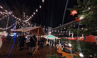 Sicher bleiben noch ein paar Wünsche offen. Dennoch wird das "Weihnachtliche Bünde" auf dem Rathausplatz gut angenommen. - Peter Heidbrink