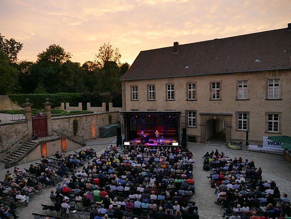 Unvergleichliche Atmosphäre: Die Sommernachtslieder finden alle zwei Jahre in dem ehemaligen Kloster Dalheim statt. - © LWL