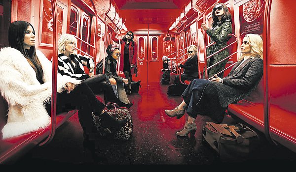 Ocean’s 8: Weiblich besetzte Fortführung der „Ocean’s“-Trilogie über eine Gruppe von Meisterdiebinnen, die einen spektakulären Raubzug in New York durchziehen. Auf dem Foto sind sie in der U-Bahn auf dem Weg zum nächsten Coup. - © unbekannt