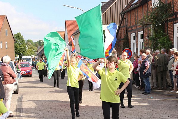 Sportlich: Die Borgentreicher Fahnenschwenker zeigten beim Festumzug ihr Können. Mit bunten Fahnen, die immer wieder durch die Luft gewirbelt wurden, bereicherten sie den Festumzug. - © Anna-Lena Ryczek