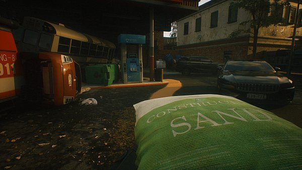Im späteren Verlauf des Spiels können wir Sandsäcke entleeren, auf denen wir wesentlich leiser laufen können. Das Problem aber ist, dass Sand auch Staub verursacht, das unserem Asthma schadet. - © Saber Interactive