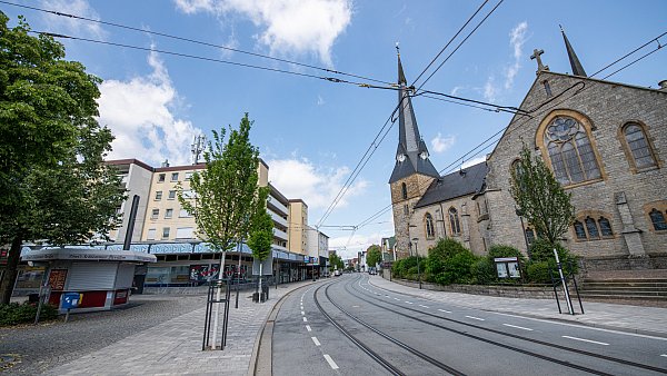 Die Bartholomäuskirche im Herzen Brackwedes steht unter Denkmalschutz und soll trotz sehr hoher Unterhaltungskosten in der Hand der Kirche bleiben. Andere Gebäude stehen zur Diskussion. - © Felix Brenneke