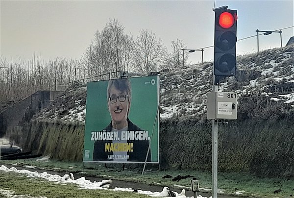Anne Rehrmann von den Grünen: Gesehen an der Bundesstraße 7 in Warburg-Rimbeck. - © Simone Flörke