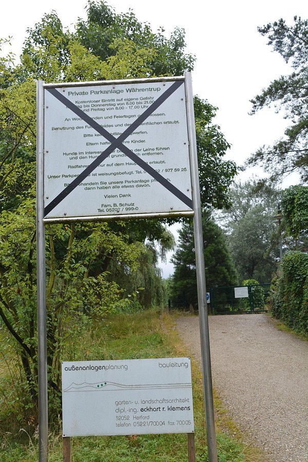 Durchgestrichen: Schwarze Klebestreifen deuten an, dass die bisherigen Öffnungszeiten für den Wasserpark derzeit nicht gelten. - © Karin Prignitz