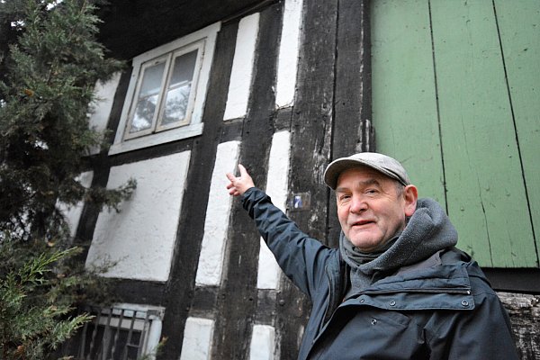 Klaus Latzel deutet auf die erste Etage der Alten Dorfmühle. Dort hat er Anfang der 1960er Jahre mit der Familie gelebt und viele Abenteuer erlebt. - © Karin Prignitz