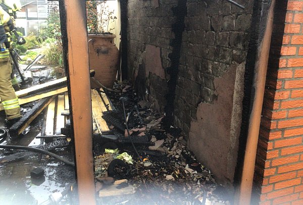 Das Holzlager brannte komplett ab. Die Feuerwehr konnte eine Ausbreitung des Brandes verhindern. - © Feuerwehr Paderborn