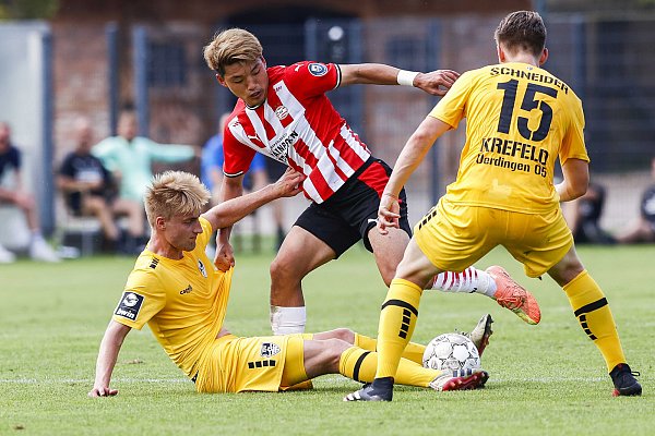 Ritsu Doan (m.), hier im Duell während eines Freundschaftsspiels gegen den KFC Uerdingen, verlässt die PSV Eindhoven, um sich Arminia Bielefeld leihweise anzuschließen. - © picture alliance/anp