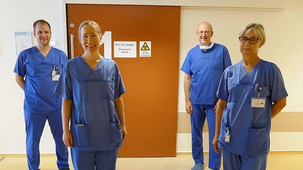 Daniel Heiner (Gesundheits- und Krankenpfleger, v. l.), Sybille Brandner (Oberärztin), Andreas Götte (Chefarzt ) und Karin Senge (Gesundheits- und Krankenpflegerin) freuen sich über die neue Therapiemöglichkeit. - © St.-Vincenz-Krankenhaus