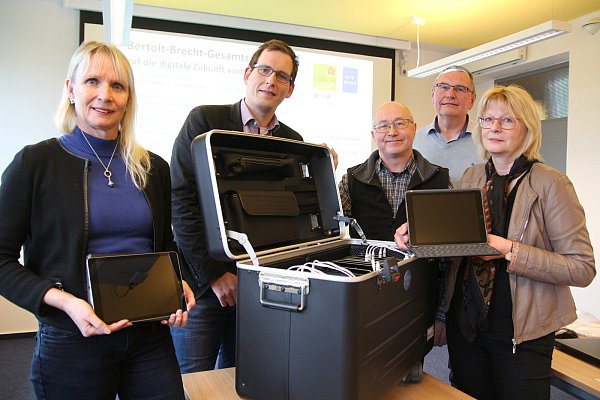 I-Pads: Daniela Gehring (BBG-Schulleiterin, v.l.), Lars Brindöpke (krz), Frank Brökemeier (Schulverwaltung), Uwe Windmann (Amtsleiter IT-Service) und Barbara Steffen (Amtsleiterin Schulen). - © Susanne Barth