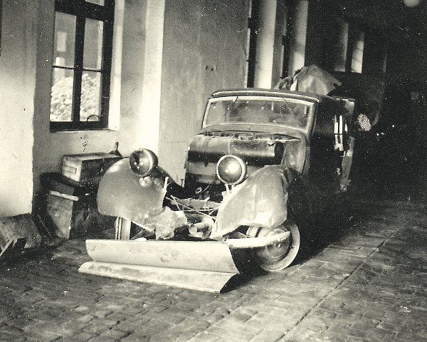Nach dem tödlichen Unfall in Herford: Der völlig demolierte Wagen von Walter Bäumer. Er starb nicht während der gefährlichen Rennen, sondern während einer privaten Fahrt nach Herford. - © Archiv Militzer