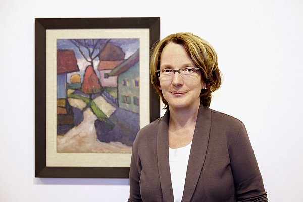 Formate der Volkskunst: Stella Ahlers vor dem Bild „Straße in Murnau“ (1931). - © Hartmut Braun