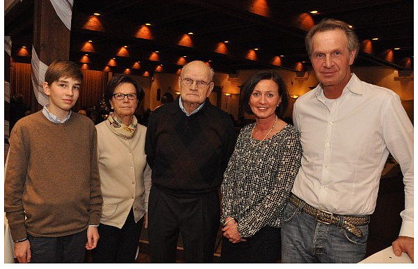 Werner Dresselhaus (Mitte) und seine Frau Gisela, Enkel Aurel und Sohn Hans-Joachim und seine Frau Angelika. Im Hintergrund speisen die Sänger des Männerchores (siehe auch 2. Lokalseite). - © FOTO: KARIN PRIGNITZ