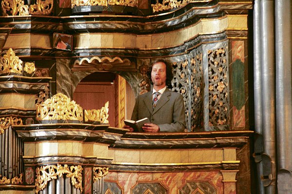 Bassbariton Georg Thauern lässt auf der Orgelbühne seine Stimme erklingen.